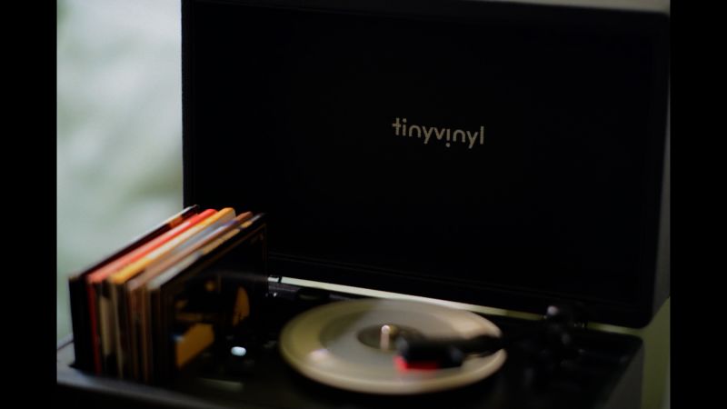 Hollywood Minute: Tiny Vinyl turntable now spinning - CNN