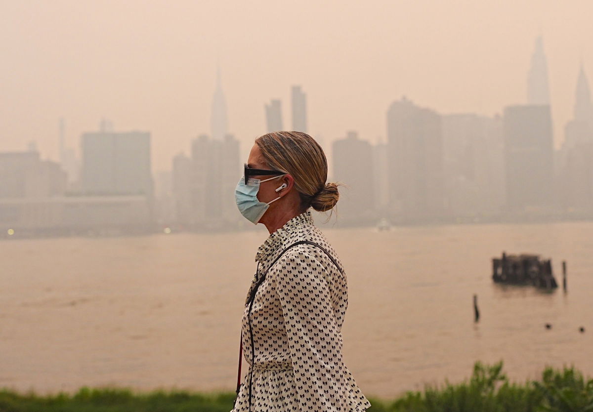 <i>Selcuk Acar/Anadolu/Getty Images via CNN Newsource</i><br/>Smoke from massive wildfires in Canada engulfed the New York City skyline on July 16. Doctors recommend wearing well-fitted N95
